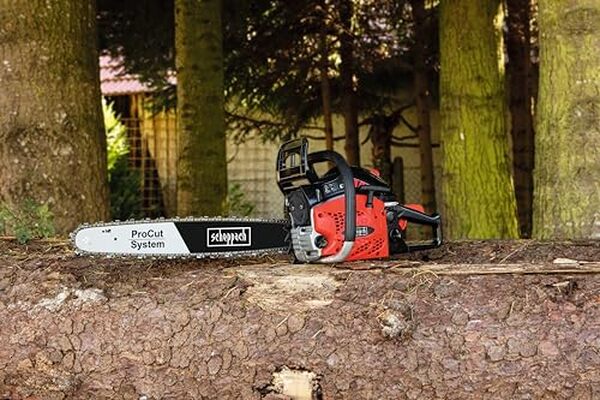 Découvrez notre analyse complète de la tronçonneuse Scheppach CSP5300 : légèreté, puissance et performance au rendez-vous pour tous vos travaux de coupe.